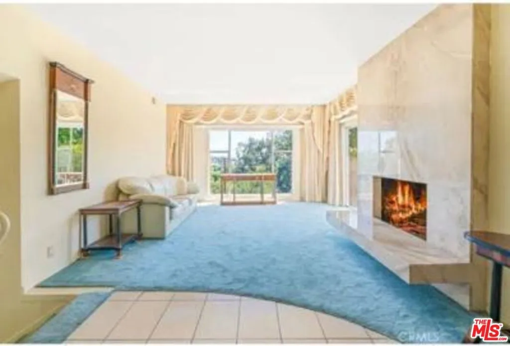 4938 Medina Road, Woodland Hills, California 91364 home-pic-2
