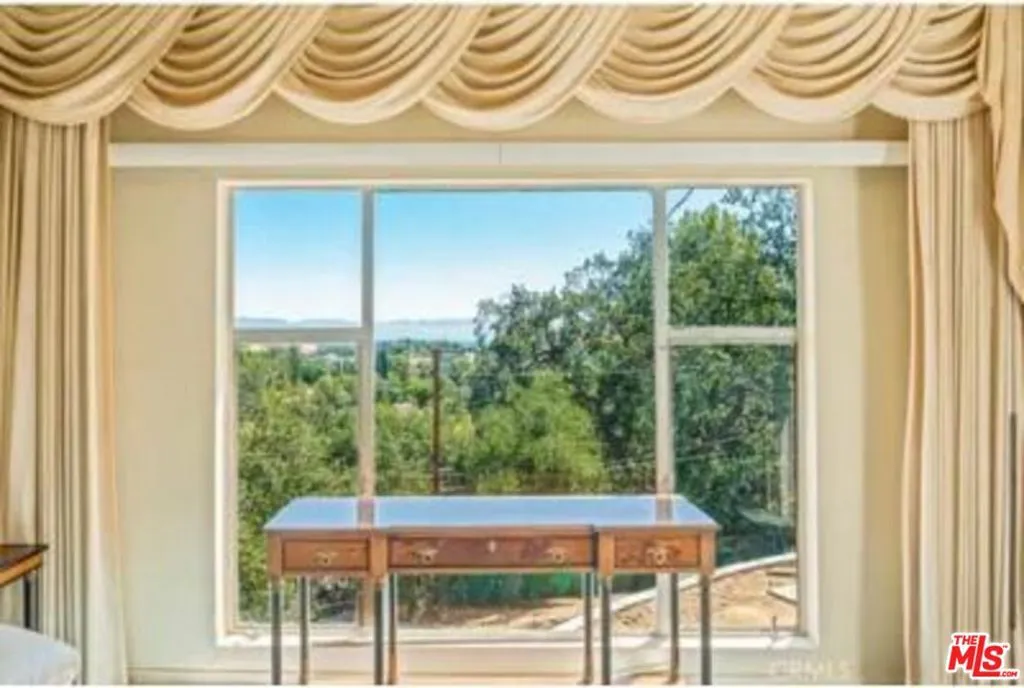 4938 Medina Road, Woodland Hills, California 91364 home-pic-10