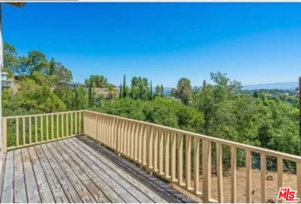 4938 Medina Road, Woodland Hills, California 91364 home-pic-11