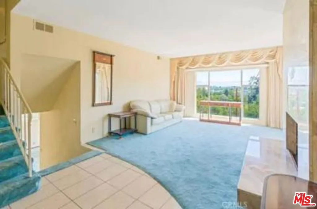 4938 Medina Road, Woodland Hills, California 91364 home-pic-7