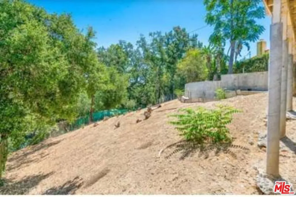 4938 Medina Road, Woodland Hills, California 91364 home-pic-17