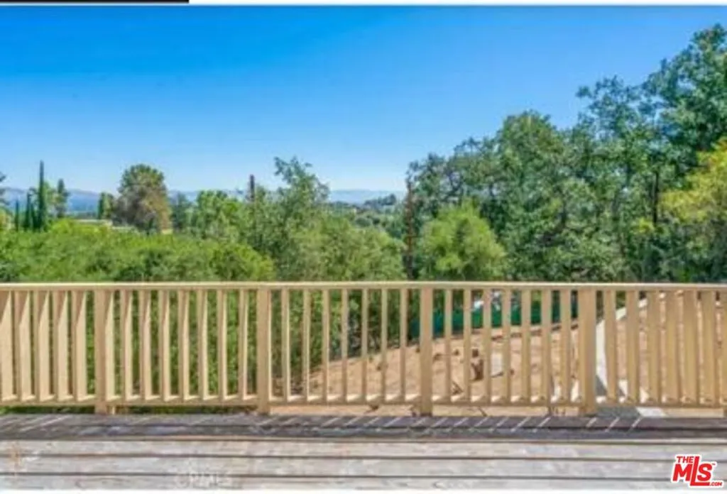 4938 Medina Road, Woodland Hills, California 91364 home-pic-18