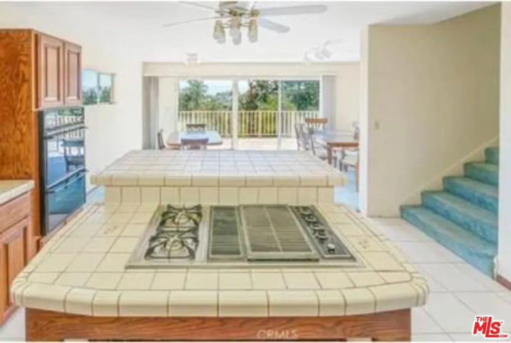 4938 Medina Road, Woodland Hills, California 91364 home-pic-12