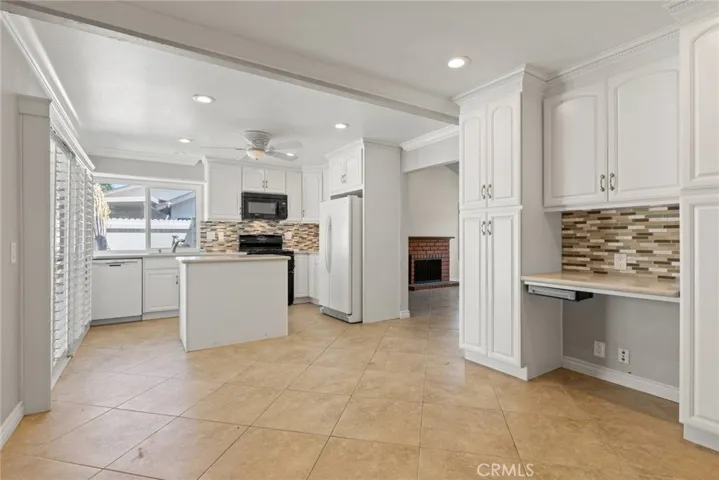 Dining room into kitchen