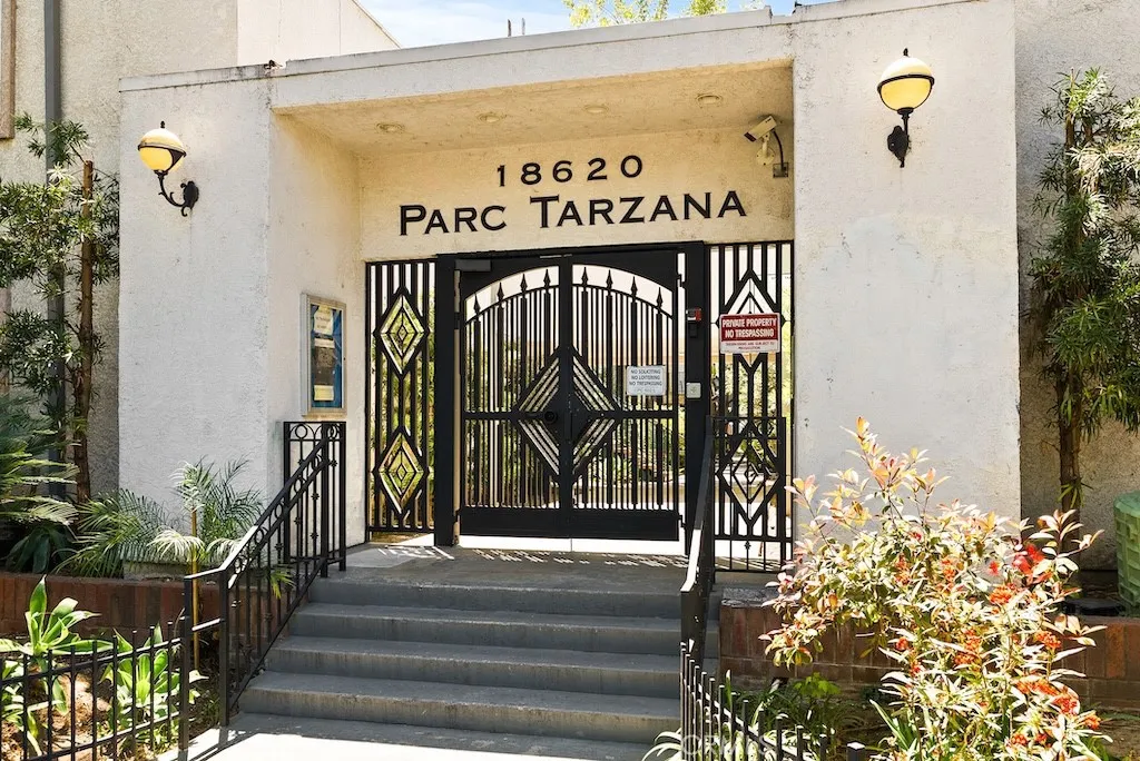 18620 Hatteras Street 223, Tarzana, California 91356 home-pic-0