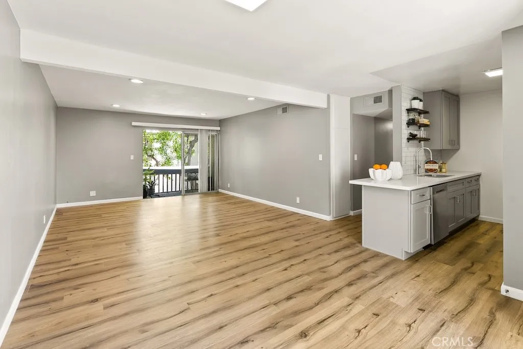 18620 Hatteras Street 223, Tarzana, California 91356 home-pic-2