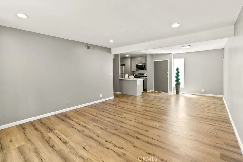 18620 Hatteras Street 223, Tarzana, California 91356 home-pic-13