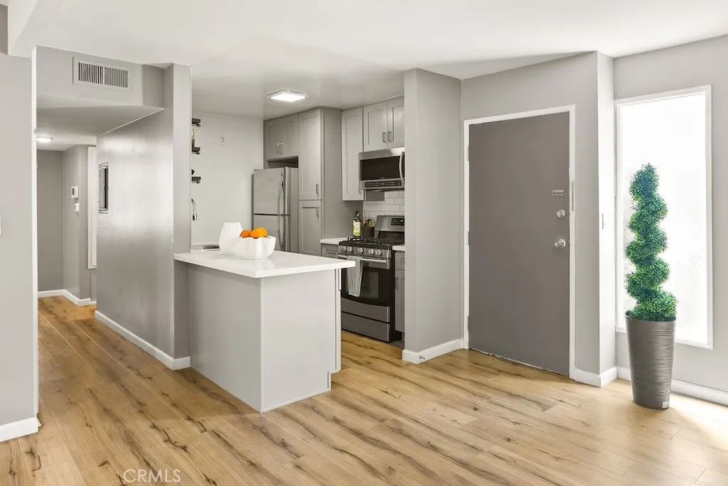 18620 Hatteras Street 223, Tarzana, California 91356 home-pic-3