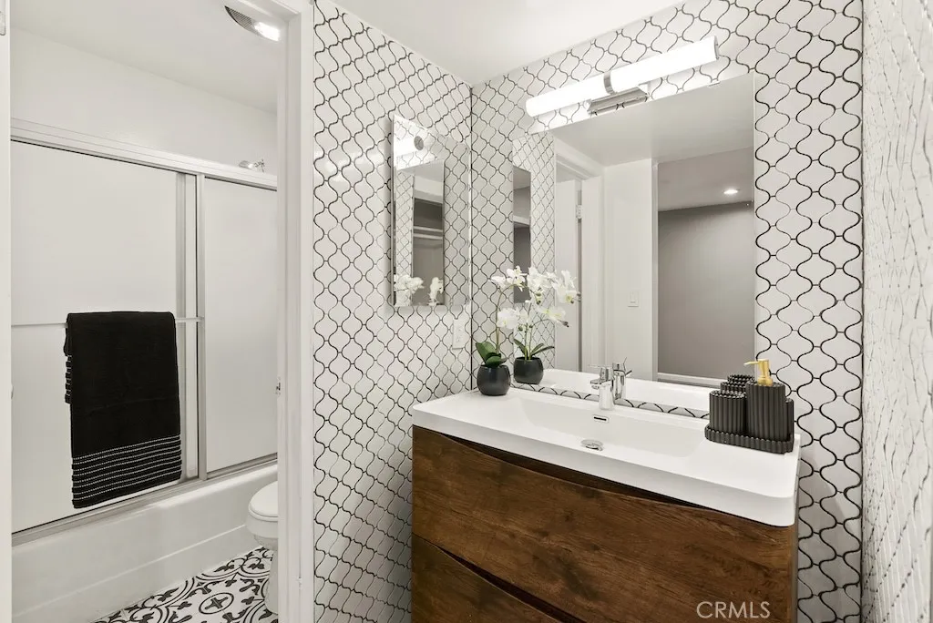 18620 Hatteras Street 223, Tarzana, California 91356 home-pic-18