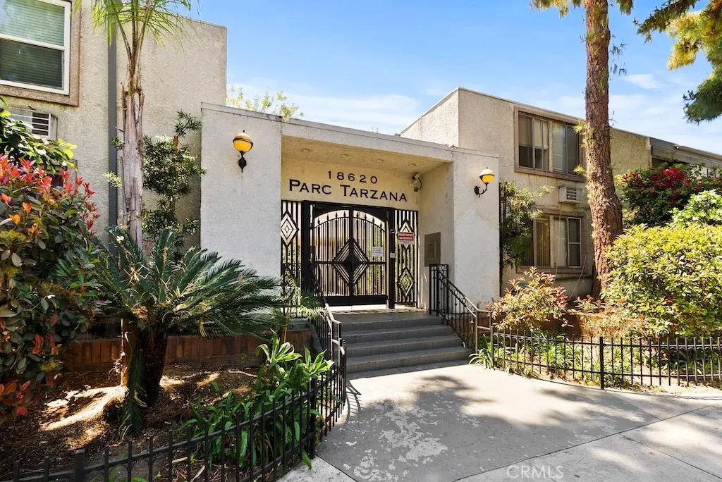 18620 Hatteras Street 223, Tarzana, California 91356 home-pic-33