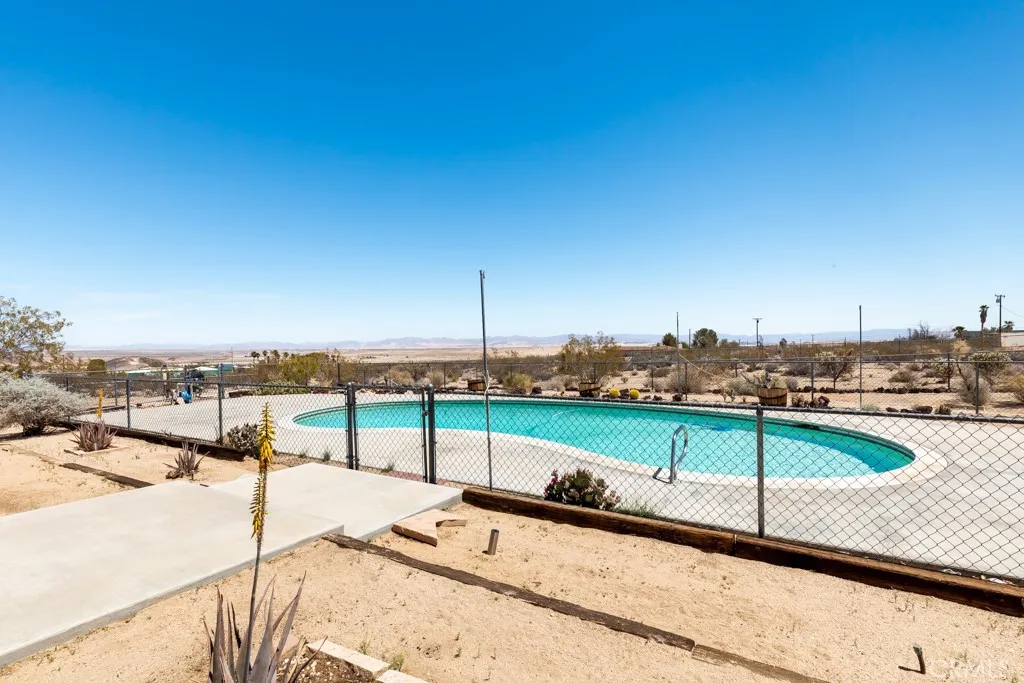 6425 Indian Cove Road, 29 Palms, California 92277 home-pic-10