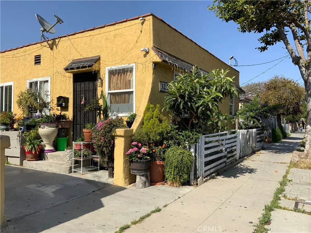 323 W Ross Place, Wilmington, California 90744, ,Residential Income,For Sale,Ross,PV25104429