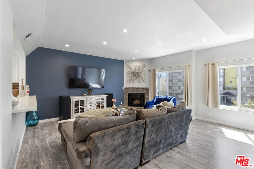 6828 Laurel Canyon Boulevard 202, North Hollywood, California 91605 home-pic-5