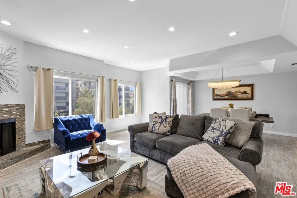 6828 Laurel Canyon Boulevard 202, North Hollywood, California 91605 home-pic-6