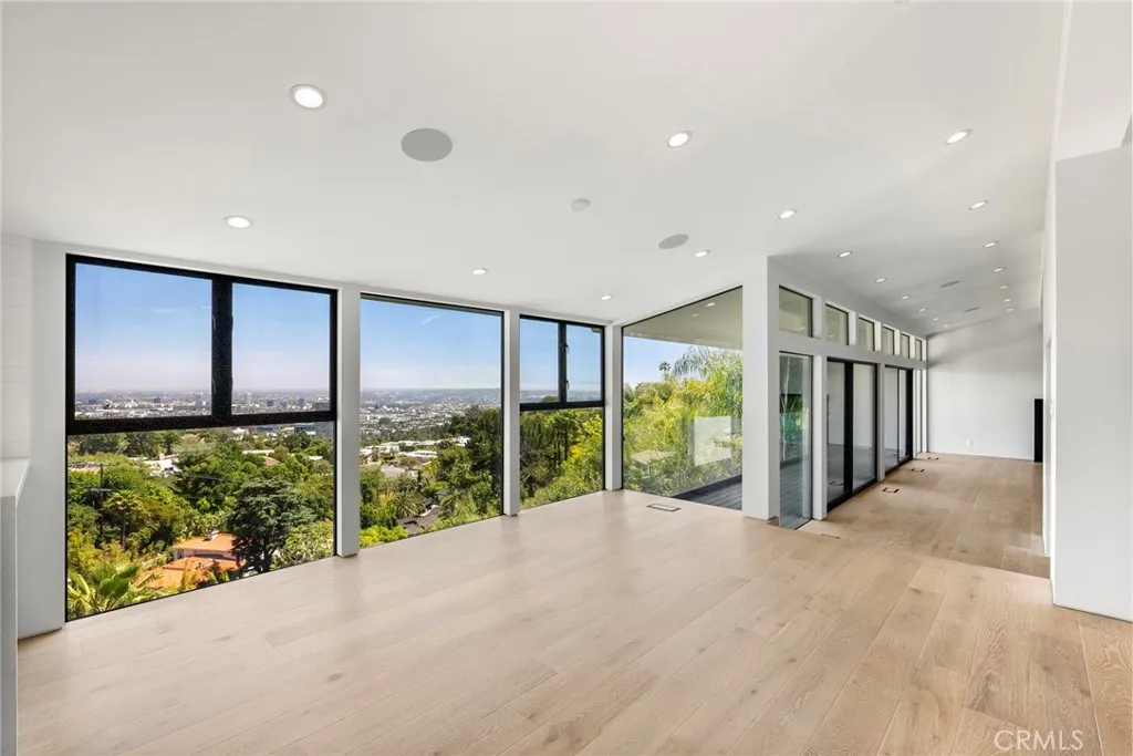 9336 Lloydcrest Drive, Beverly Hills, California 90210 home-pic-5