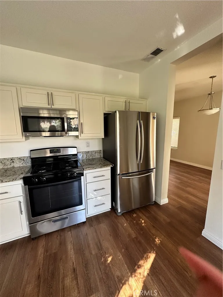 19014 Primrose Lane, Apple Valley, California 92308 home-pic-4