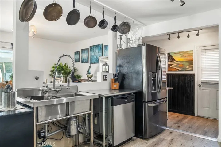 Low maintenance & industrial kitchen