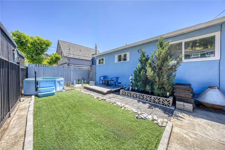 Very private front yard