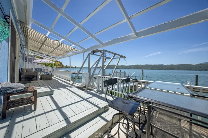 Retractable awning