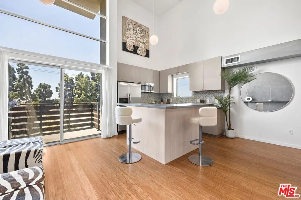 7062 Hawthorn Avenue 203, Los Angeles, California 90028 home-pic-4