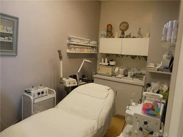 1101 Foothill Boulevard, La Canada Flintridge, California 91011