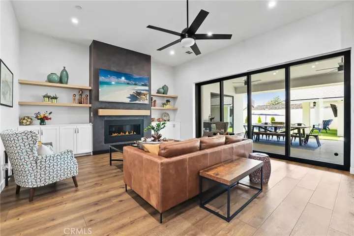 Stylish Living Room – Flooded with natural light, the open-concept living space boasts vaulted ceilings, statement lighting, and designer furnishings.