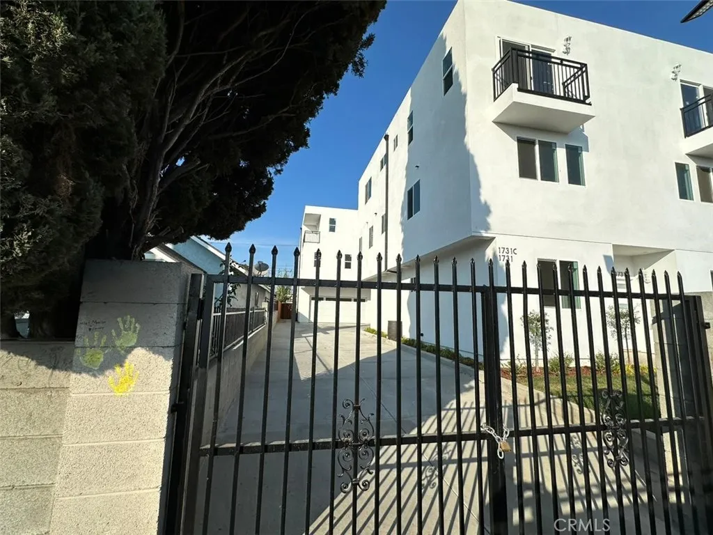 1731 E 69th Street, Los Angeles, California 90001 home-pic-2