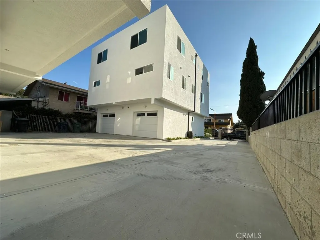 1731 E 69th Street, Los Angeles, California 90001 home-pic-4