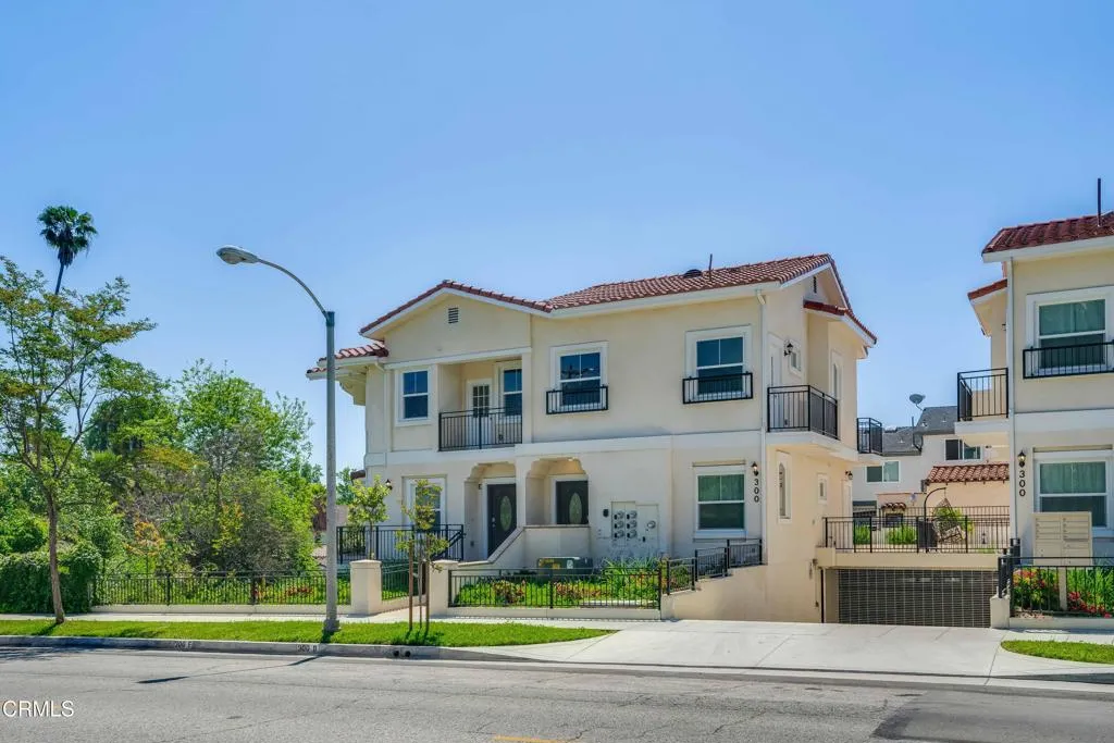 300 E Alhambra Road F, Alhambra, California 91801, 2 Bedrooms Bedrooms, ,3 BathroomsBathrooms,Residential,For Sale,Alhambra,P1-22195