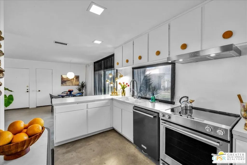 2530 N Whitewater Club Drive A, Palm Springs, California 92262 home-pic-12