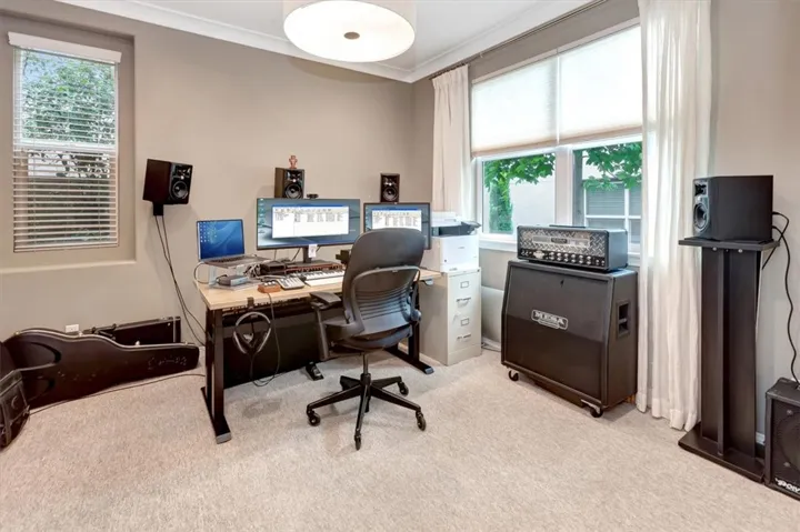 Downstairs bedroom, perfect for an office!