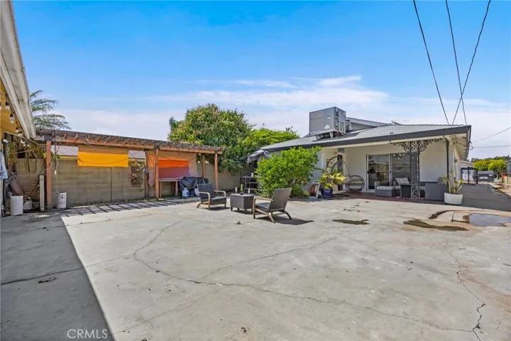 Spacious Lot in between Home 4 Car Garage