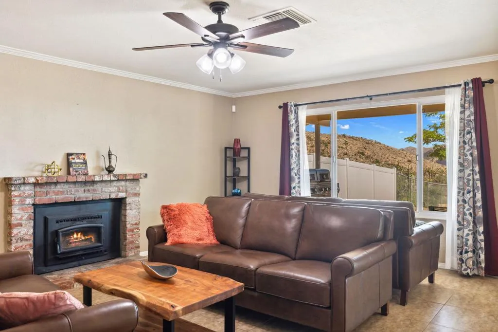 56034 Desert Gold Drive, Yucca Valley, California 92284 home-pic-8