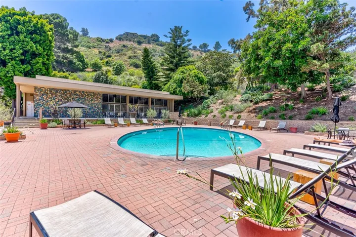 6752 Hillpark Drive 301, Los Angeles, California 90068