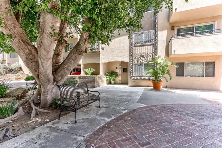 6752 Hillpark Drive 301, Los Angeles, California 90068