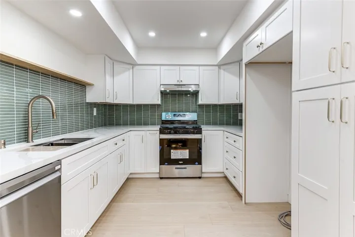 6752 Hillpark Drive 301, Los Angeles, California 90068