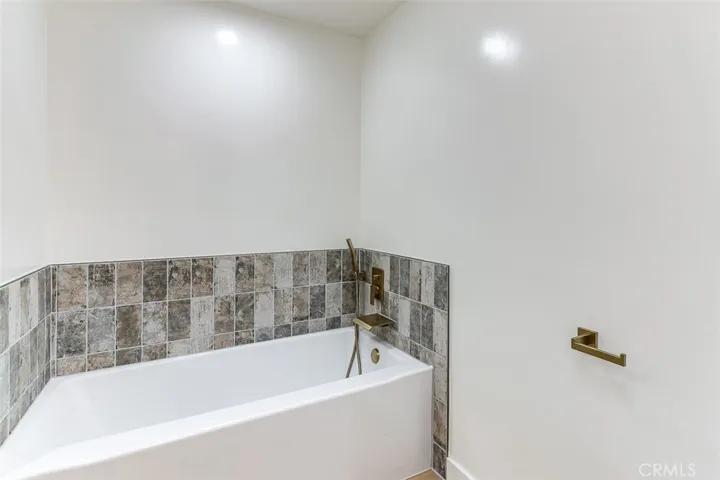 6752 Hillpark Drive 301, Los Angeles, California 90068