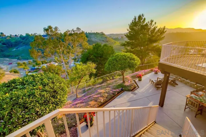 View deck upstairs!