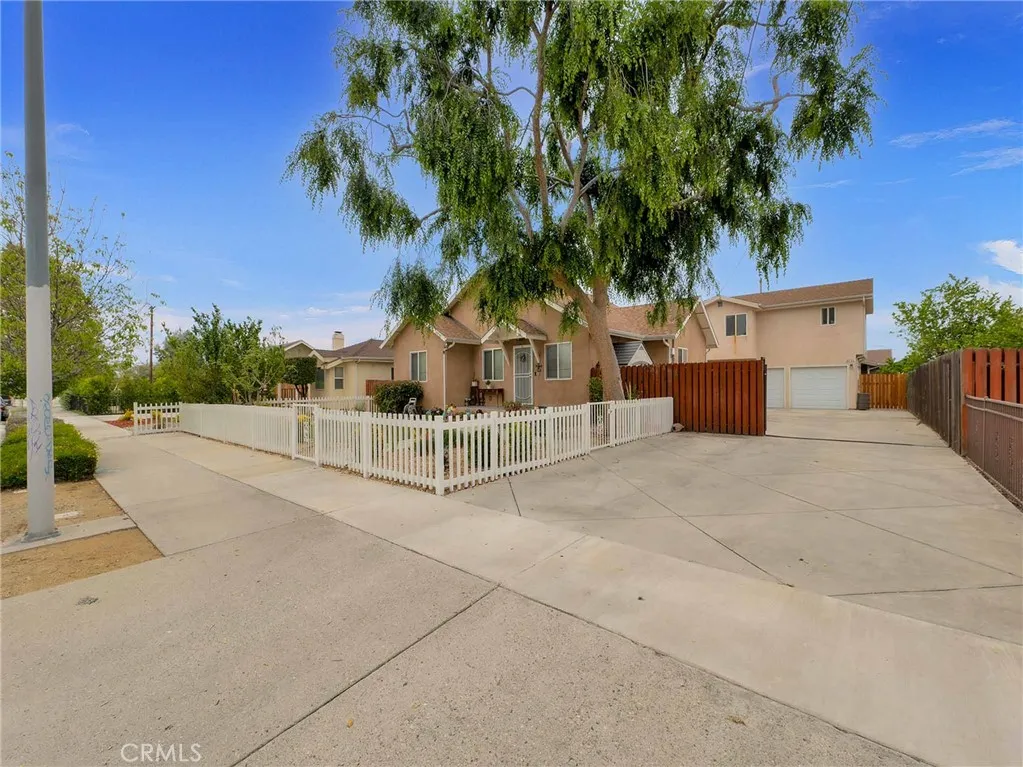 10720 Saticoy Street, Sun Valley, California 91352 home-pic-0