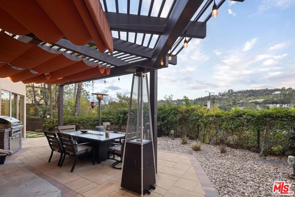 16096 Valley Meadow Place, Encino, California 91436 home-pic-32