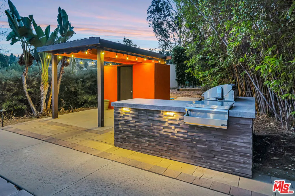 16096 Valley Meadow Place, Encino, California 91436 home-pic-58