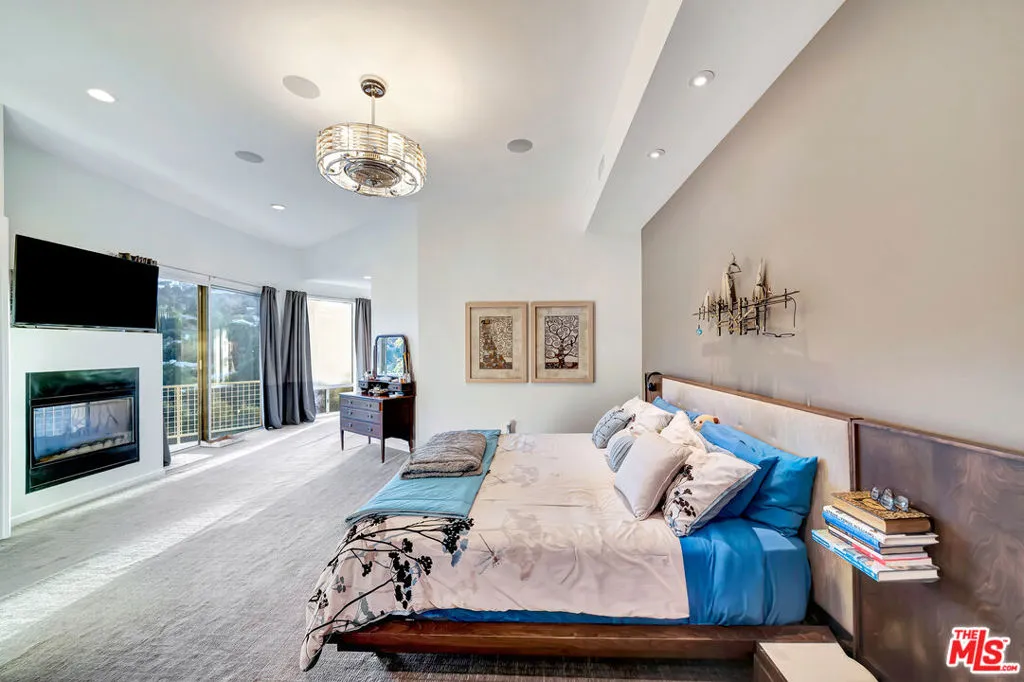 16096 Valley Meadow Place, Encino, California 91436 home-pic-15