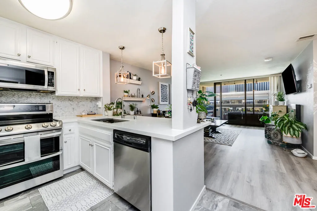 121 S Hope Street 418, Los Angeles, California 90012 home-pic-1