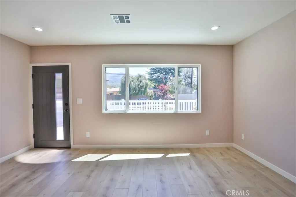 2111 Scott Road, Burbank, California 91504 home-pic-10