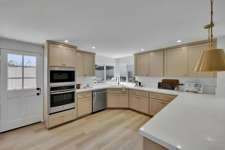 12564 Chetenham Ln, San Diego, California 92128