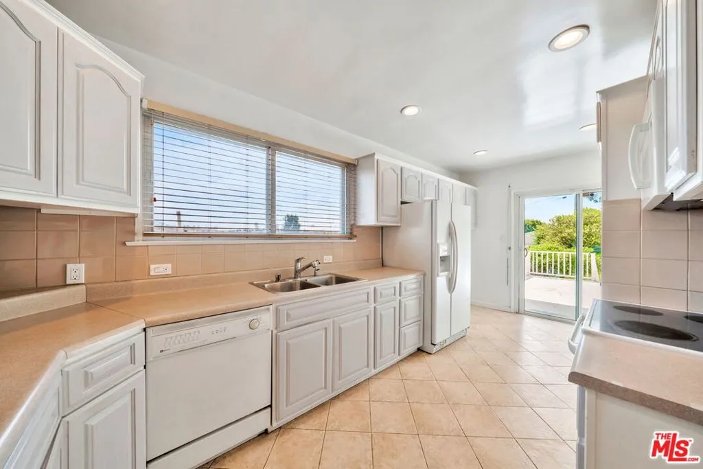 408 W Manchester Avenue, Playa Del Rey, California 90293 home-pic-17