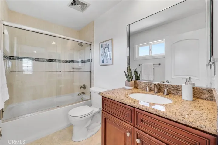 Private Bathroom in the Upstairs En-Suite Bedroom has a Tub/Shower Combo and Granite Vanity