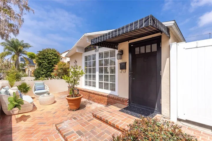 Virtual Staging front patio area
