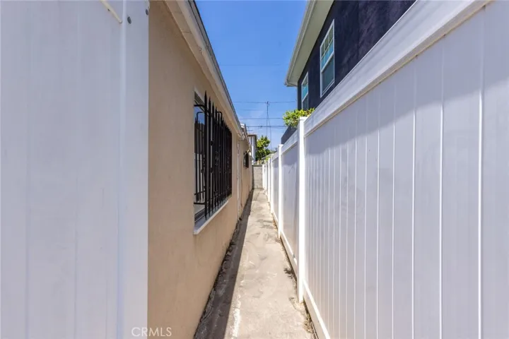 Right side gateway along the house