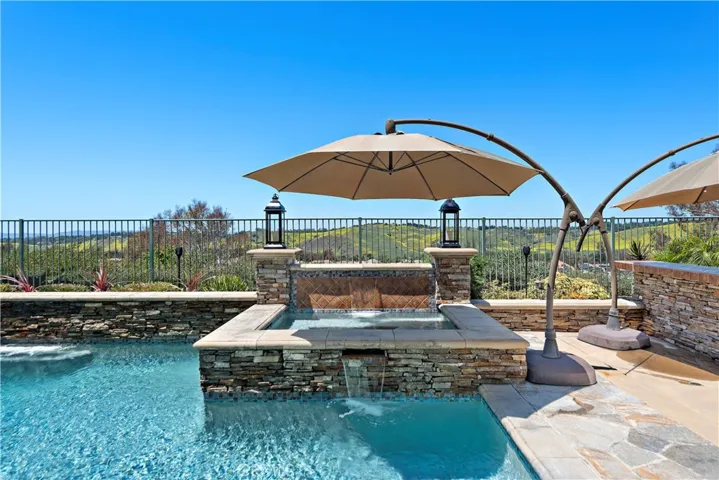 Large spa, room for 10-12 people